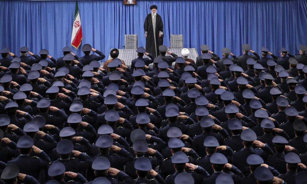 دیدار جمعی از فرماندهان نیروی هوایی و پدافند هوایی ارتش با رهبر انقلاب 1 به روز چی | رتبه 1 مطالب جالب و خواندی