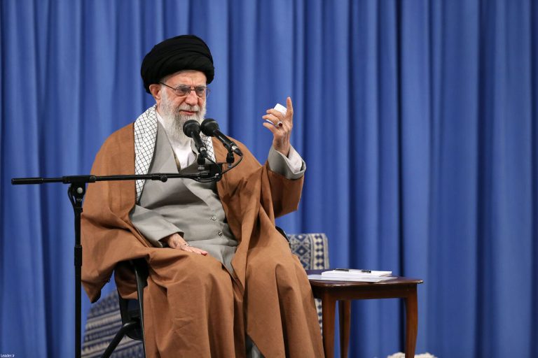 عنوان جذاب و ترند برای موضوع “سخنرانی رهبری” می‌تواند باشد:“رهبری اثرگذار: کلیدهای موفقیت در سخنرانی‌های تحول‌آفرین”این عنوان نه تنها جذاب است، بلکه نشان‌دهنده اهمیت تاثیرگذاری در زمینه رهبری و سخنرانی نیز می‌باشد.